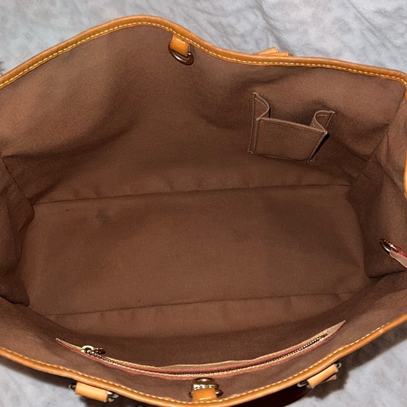 Louis Vuitton authentic Beautiful Good used condition 15x10x5”9.5”drop straps - Picture 9 of 16